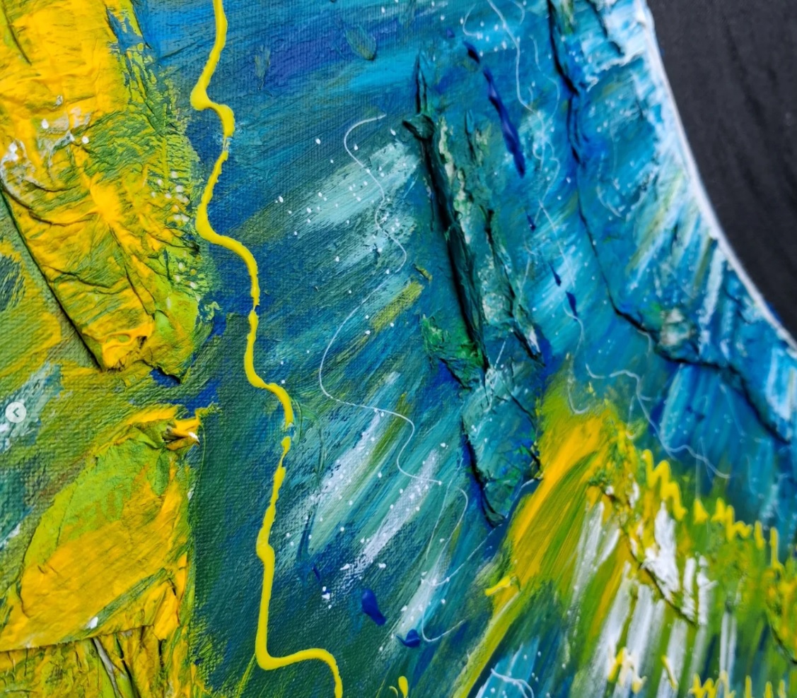 blaue iris mit gelben sprenkeln